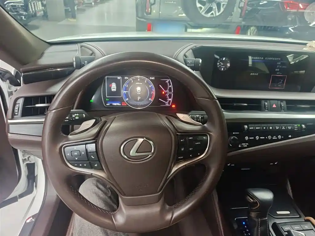 Lexus ES 2020 — фото 11