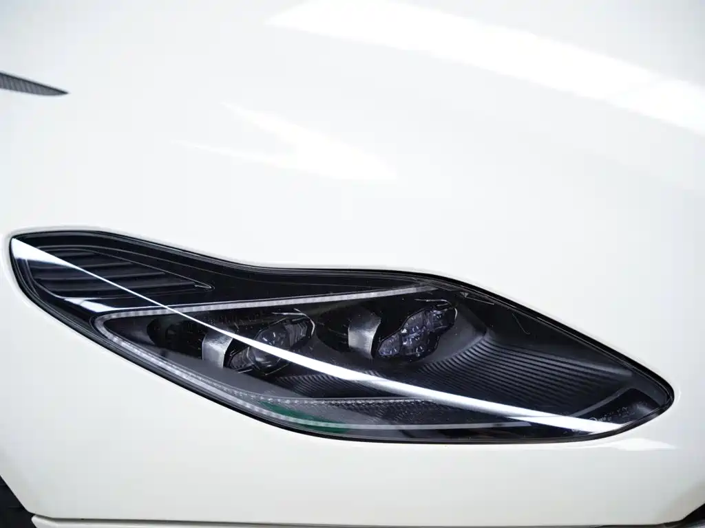 Aston Martin DB11 2020 — фото 15
