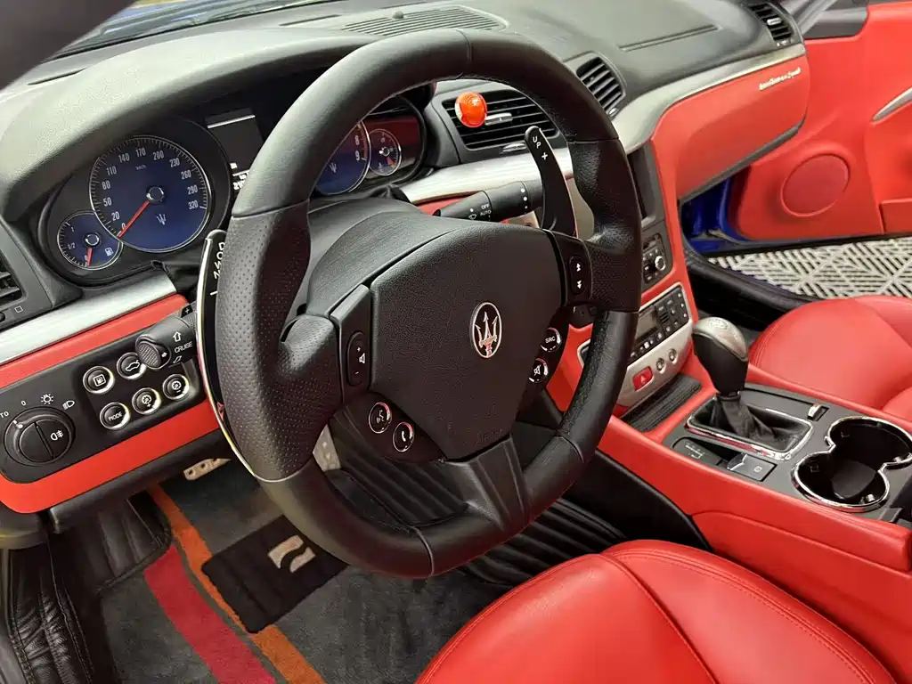Maserati GranTurismo 2015 — фото 21