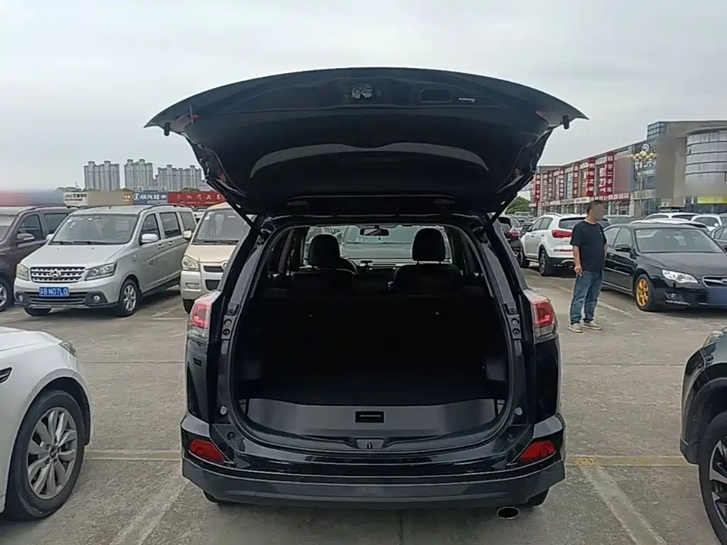 Toyota RAV4 2019 — фото 19