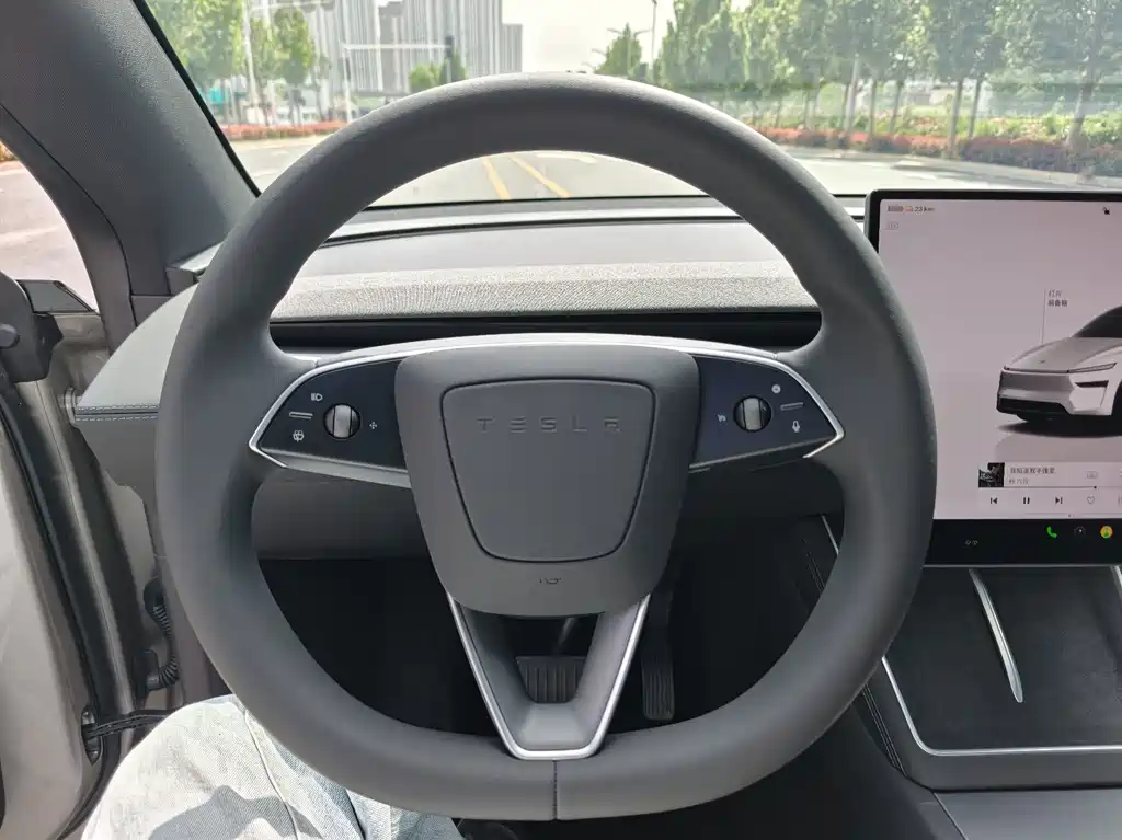 Tesla Model Y L 2025 — фото 10