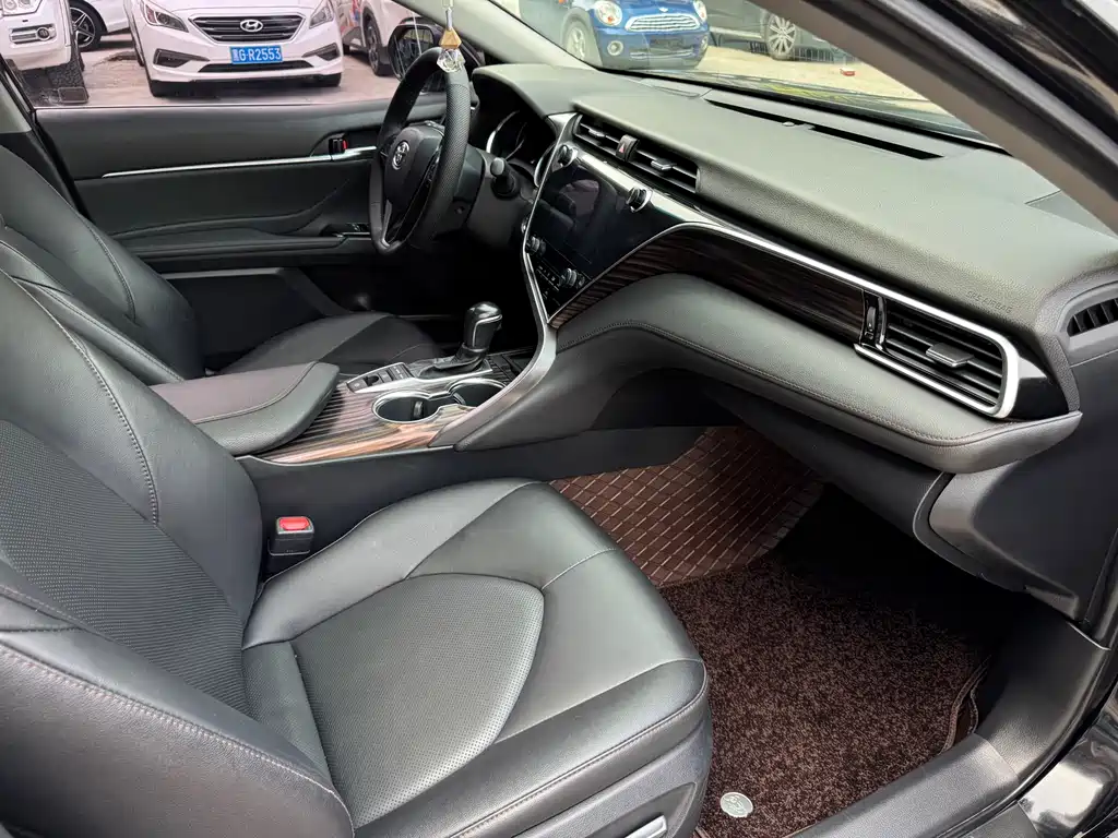 Toyota Camry 2019 — фото 14