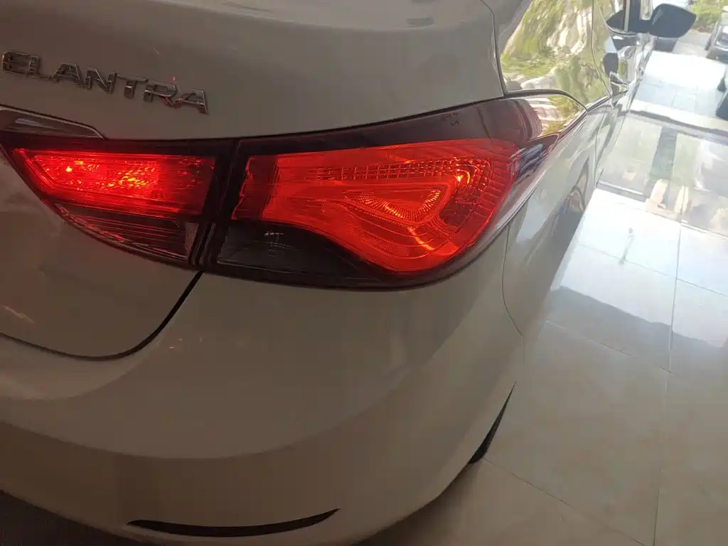 Hyundai Elantra 2018 — фото 24