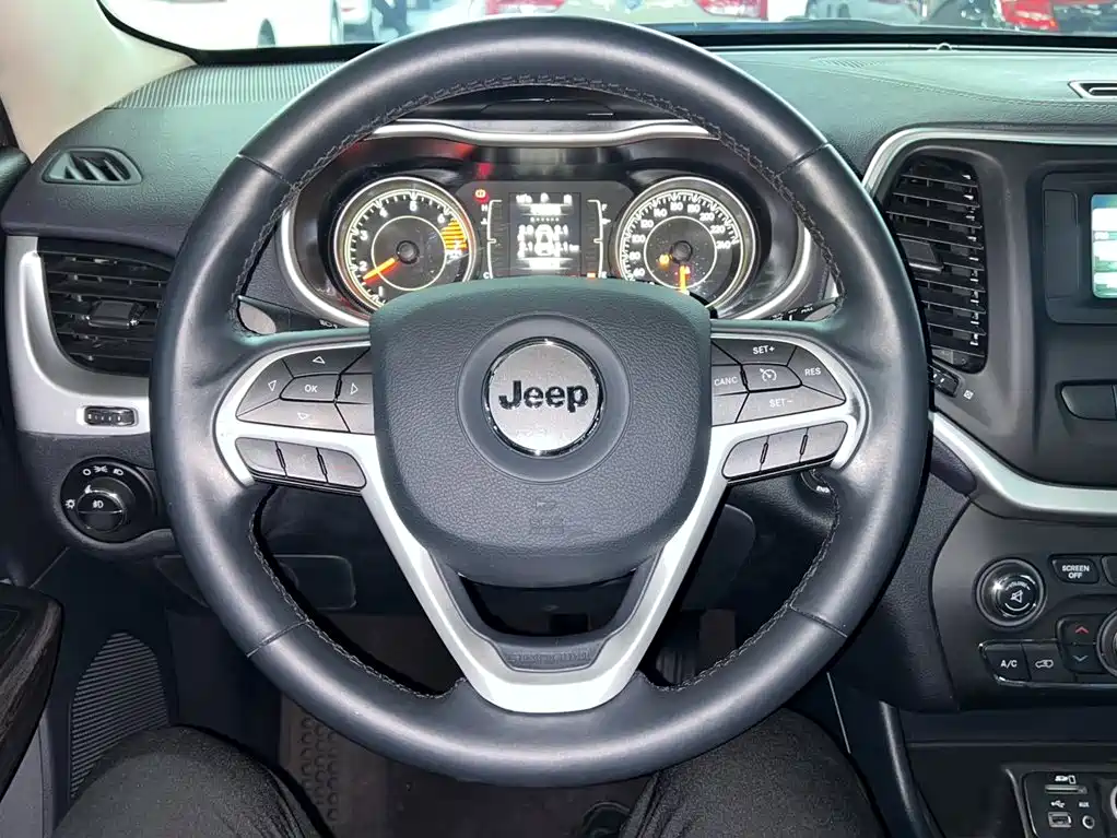 Jeep Cherokee 2016 — фото 11