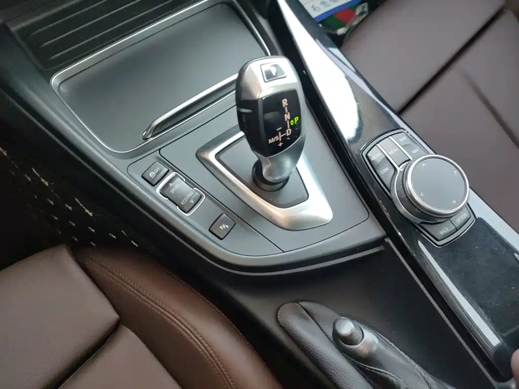 BMW 3 Series 2018 — фото 14