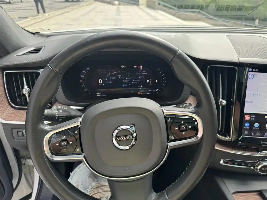 Volvo XC60 2022 — фото 12