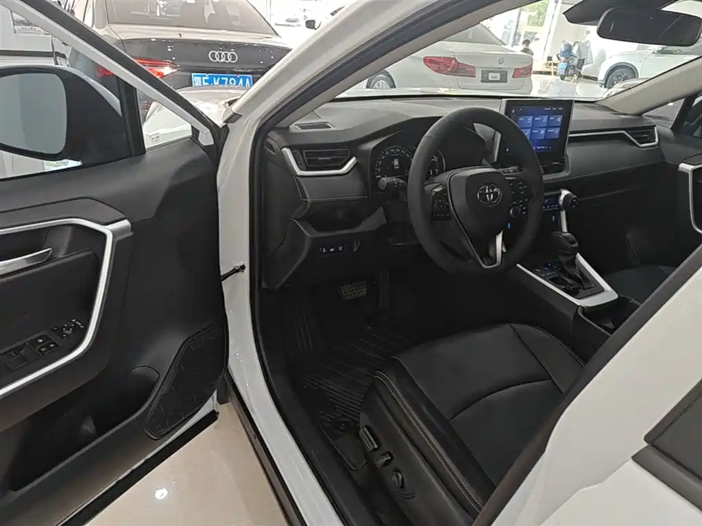 Toyota RAV4 2022 — фото 16