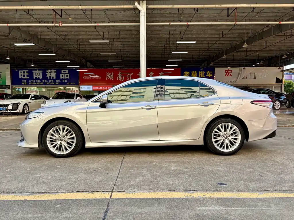 Toyota Camry 2019 — фото 13