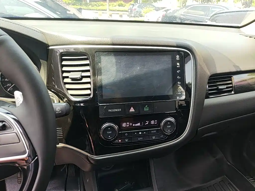 Mitsubishi Outlander 2017 — фото 13
