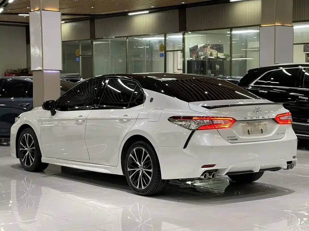Toyota Camry 2019 — фото 11