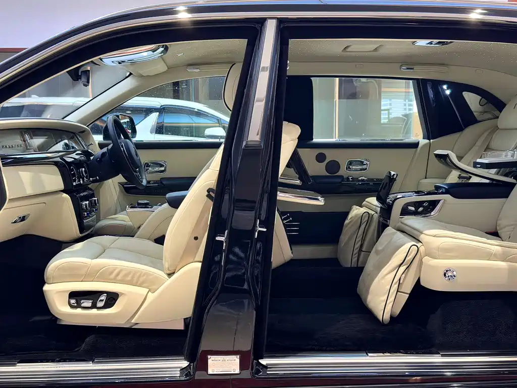 Rolls-Royce Phantom 2019 — фото 17