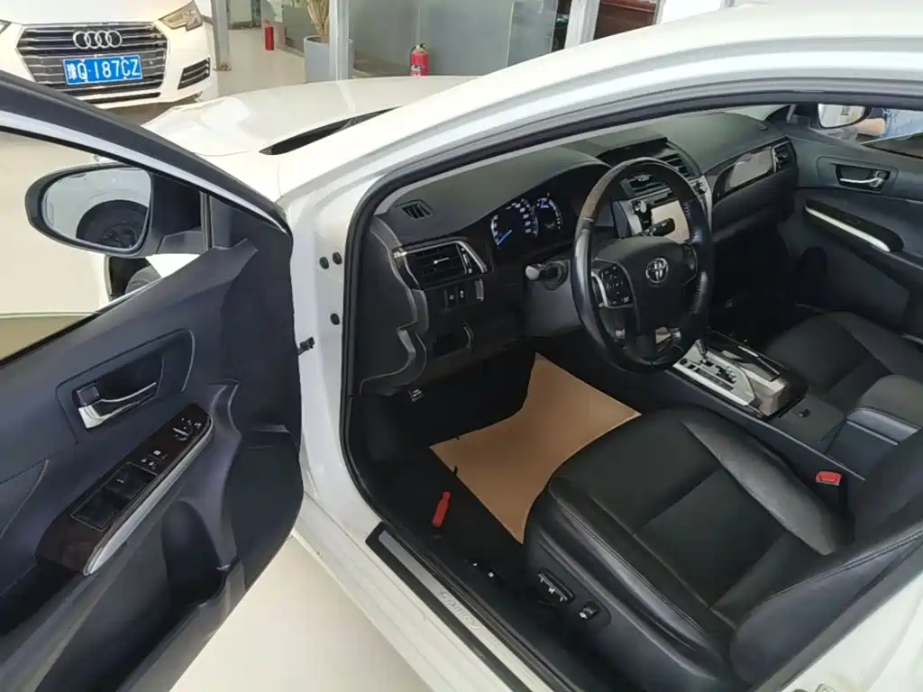 Toyota Camry 2015 — фото 16