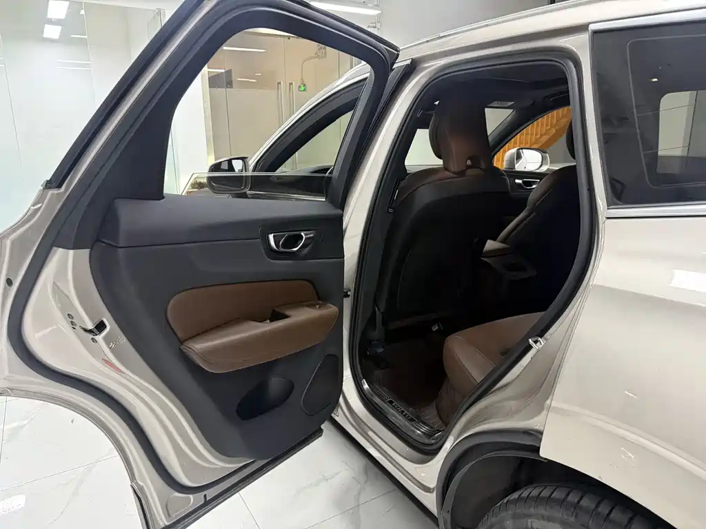 Volvo XC60 2023 — фото 13