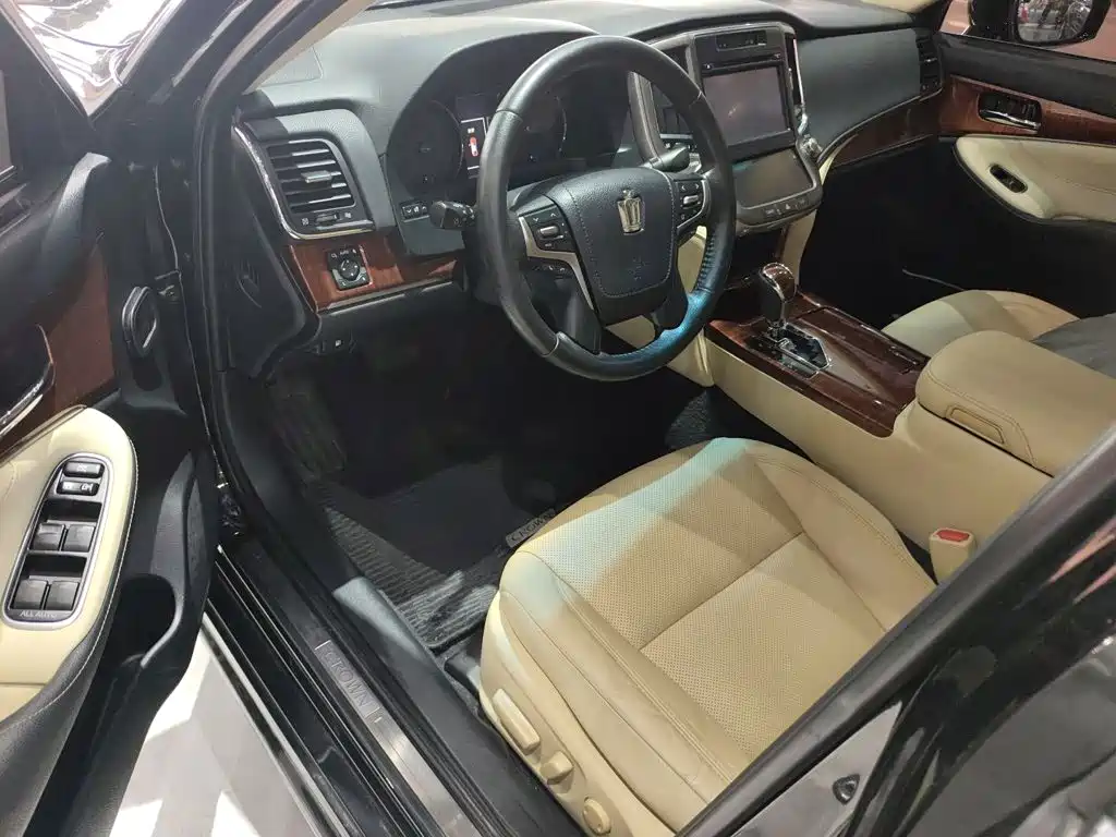 Toyota Crown 2017 — фото 12