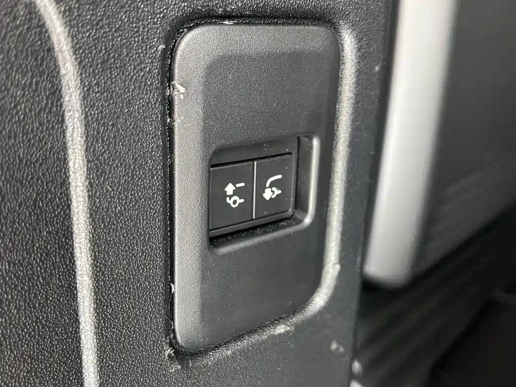 Land Rover Defender 2022 — фото 25