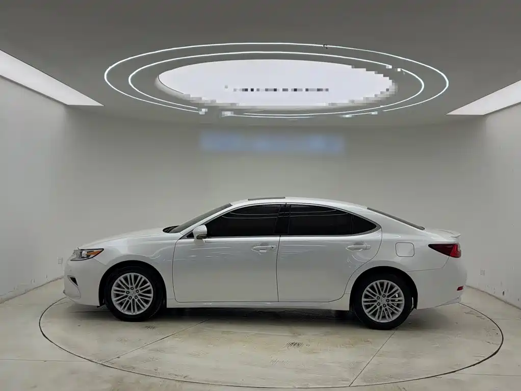 Lexus ES 2018 — фото 26