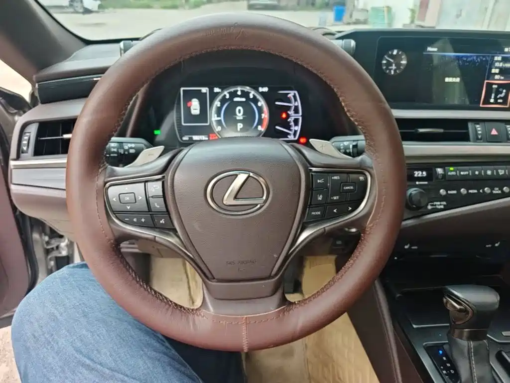 Lexus ES 2020 — фото 11