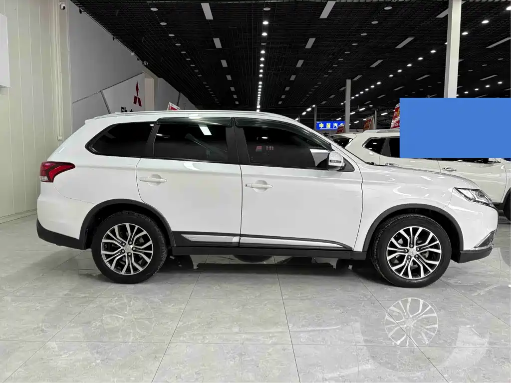Mitsubishi Outlander 2017 — фото 8