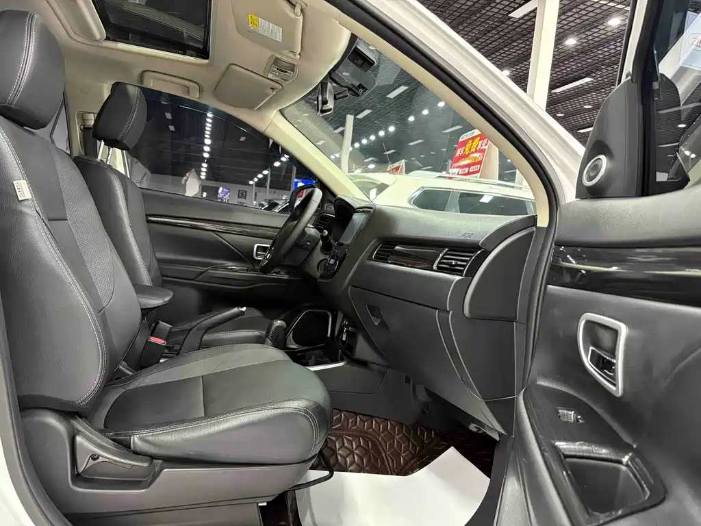 Mitsubishi Outlander 2017 — фото 18