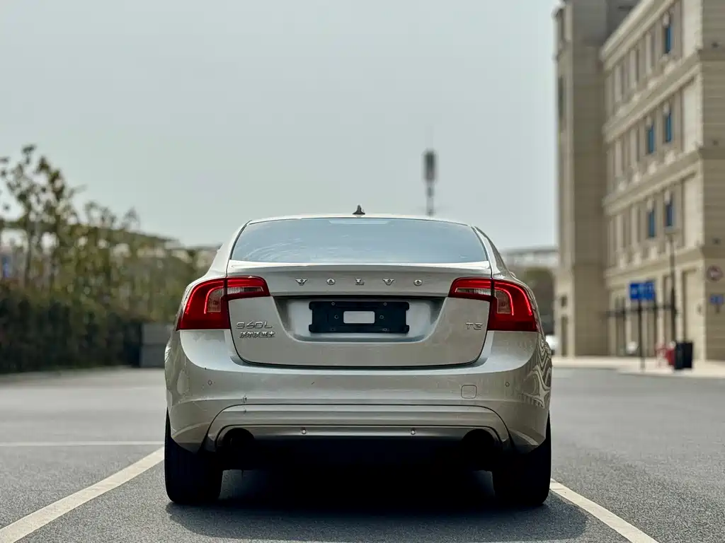 Volvo S60 2018 — фото 8