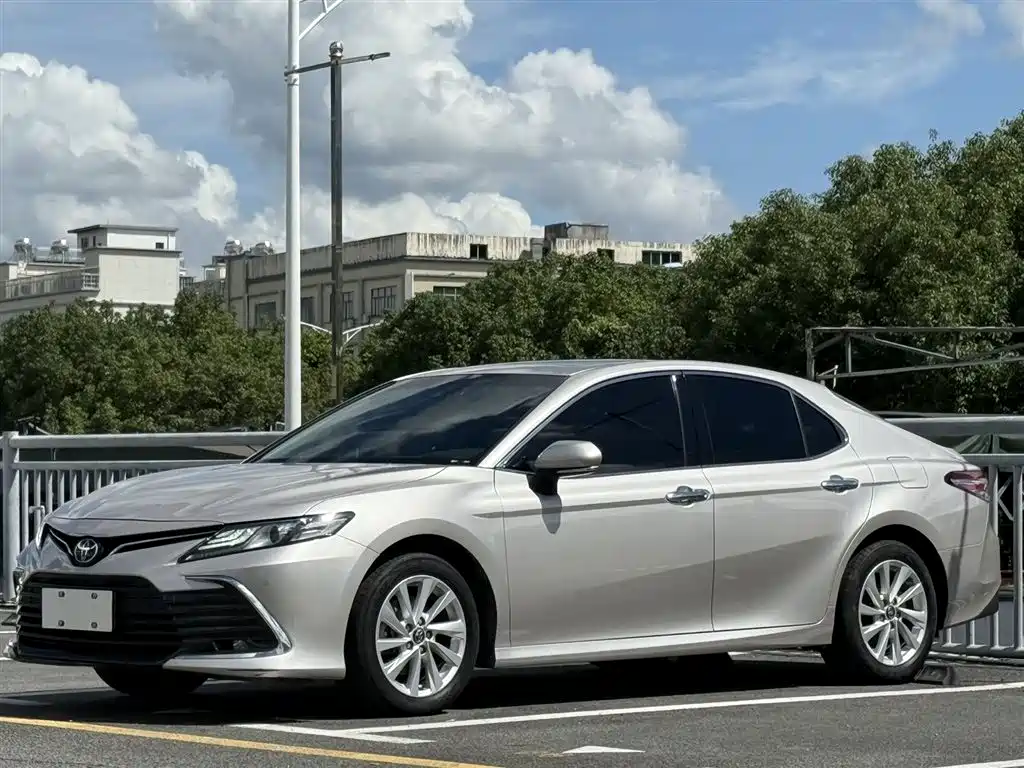 Toyota Camry 2022 — фото 1