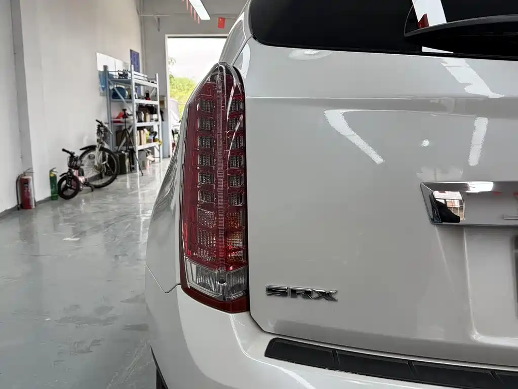 Cadillac SRX 2016 — фото 15