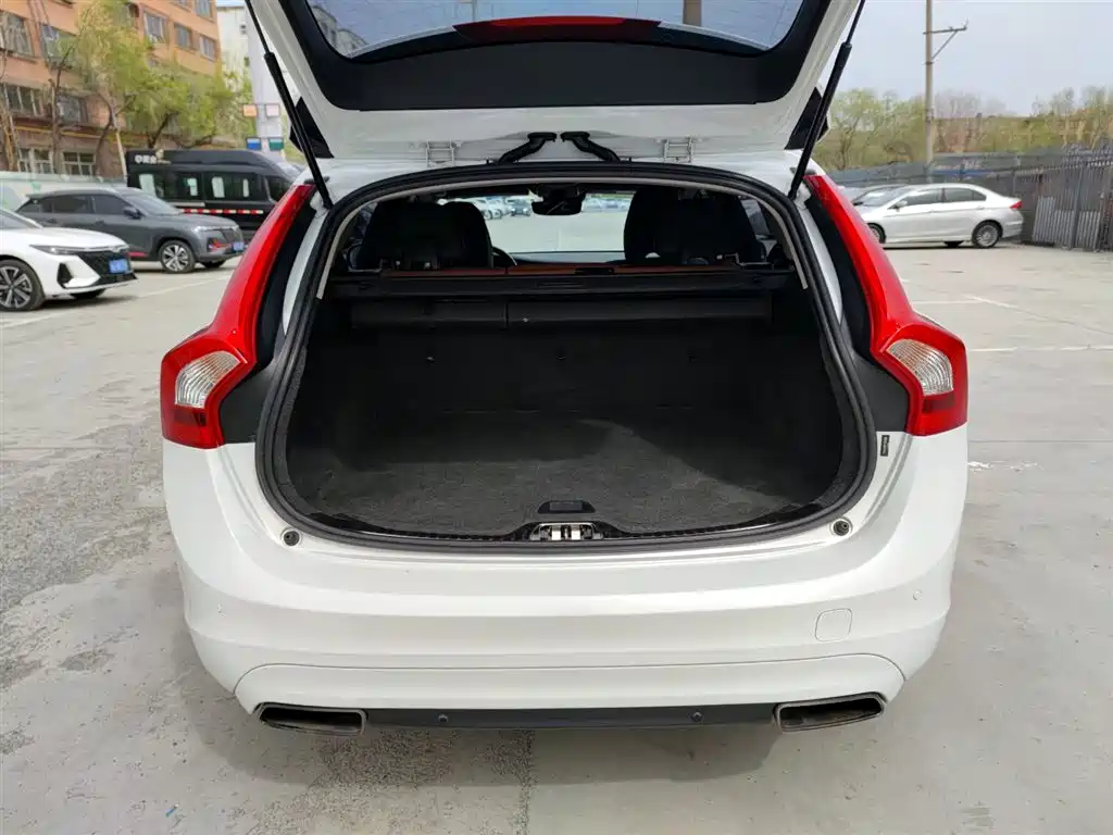 Volvo V60 2015 — фото 18