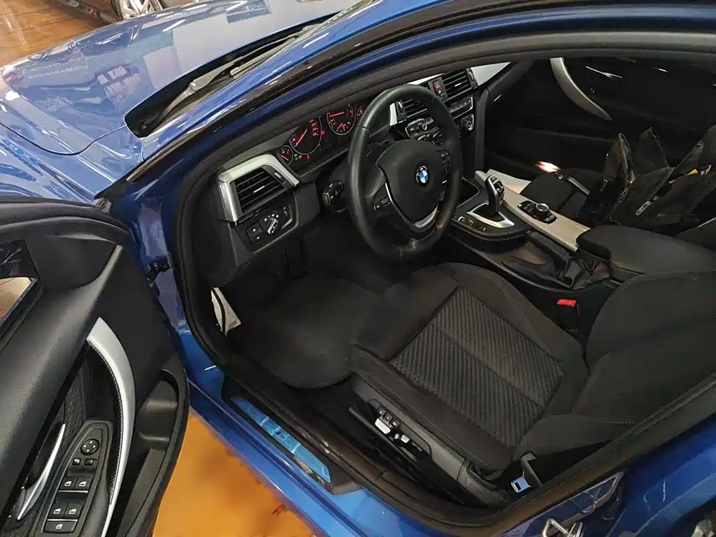 BMW 3 Series 2017 — фото 20