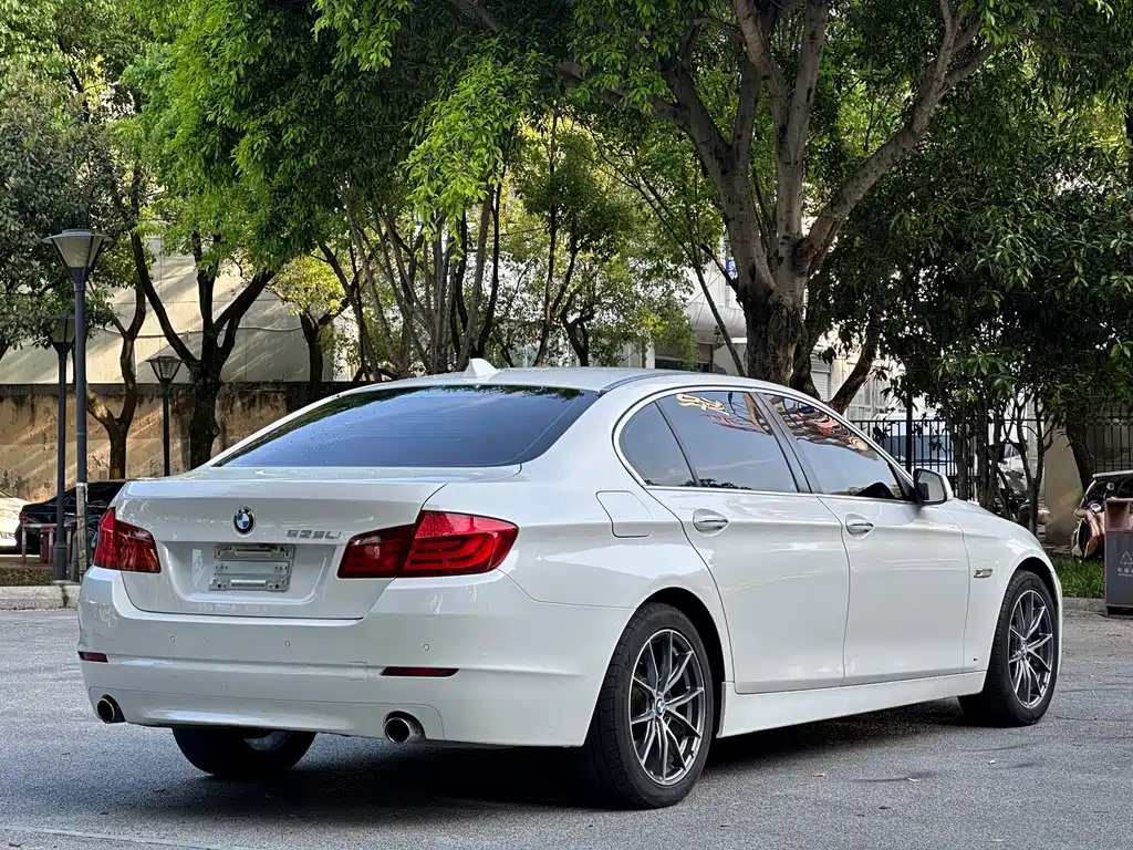 BMW 5 Series 2011 — фото 7