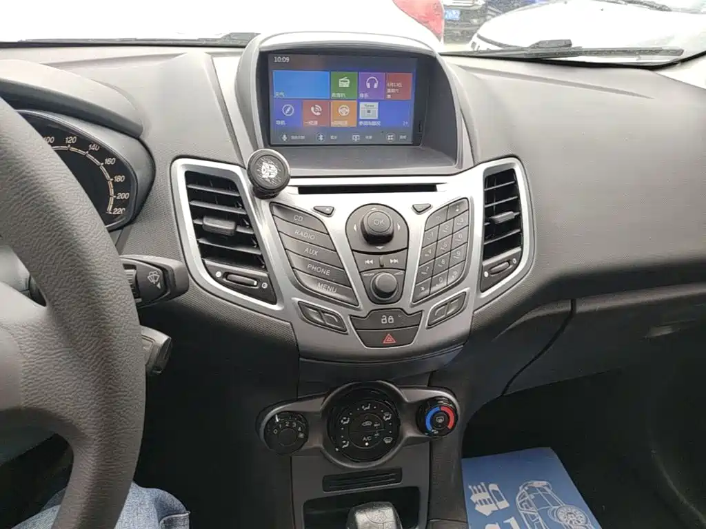 Ford Fiesta 2015 — фото 13