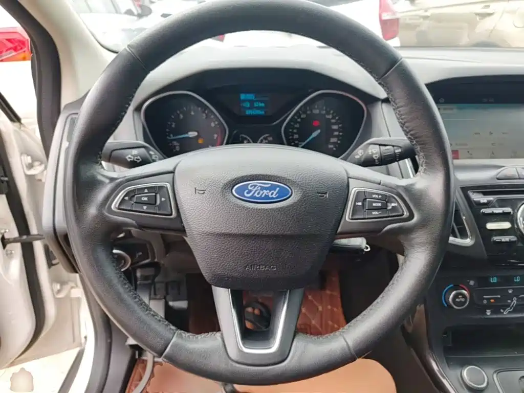 Ford Focus 2017 — фото 11