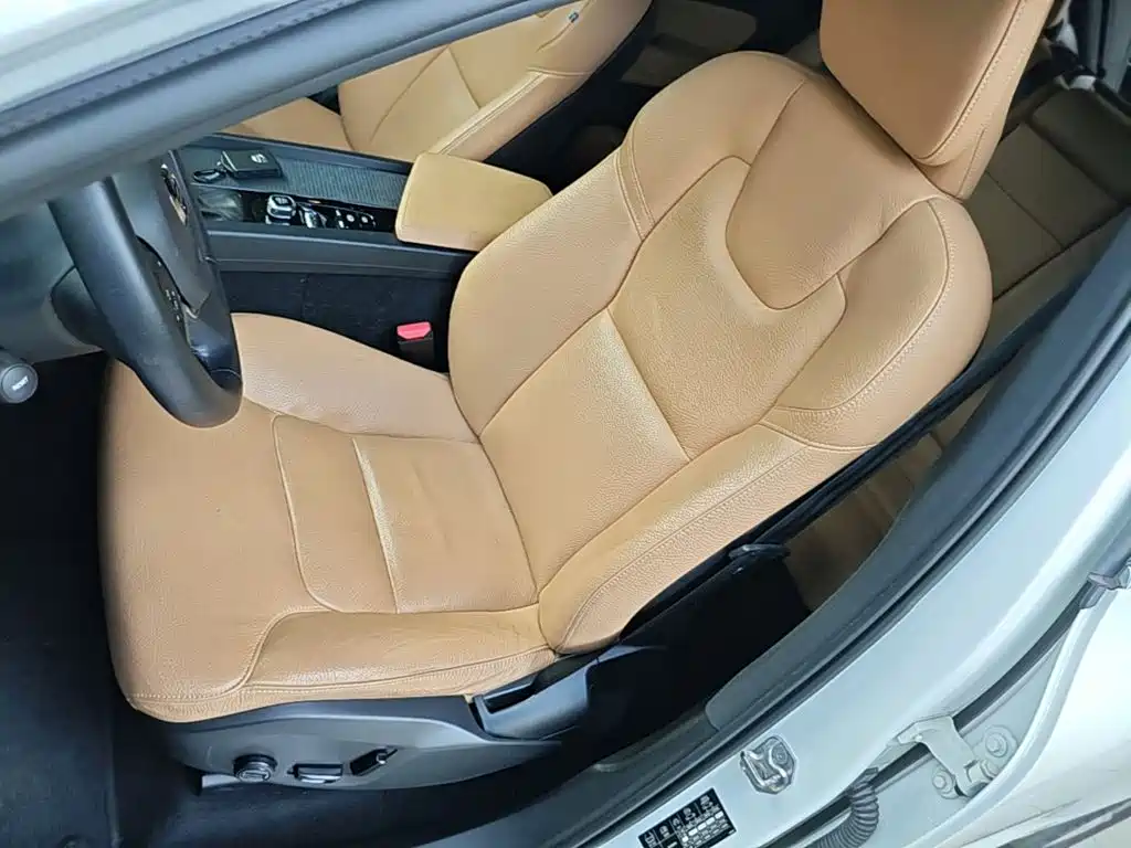 Volvo XC60 2018 — фото 11