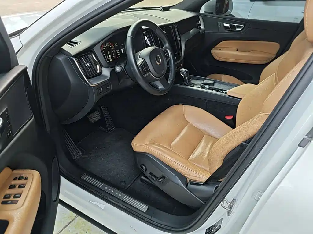 Volvo XC60 2018 — фото 12