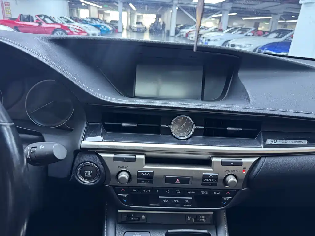 Lexus ES 2018 — фото 12