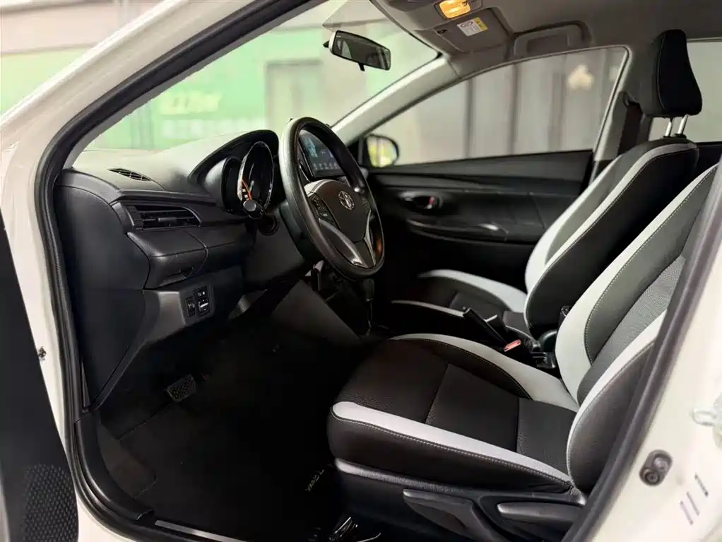 Toyota Yaris L 2023 — фото 12