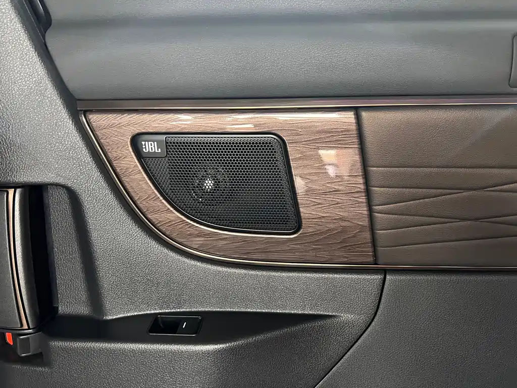Toyota Alphard 2024 — фото 29