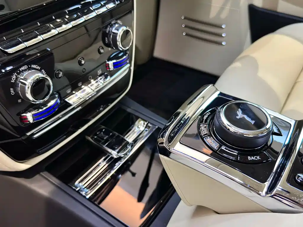 Rolls-Royce Phantom 2019 — фото 11