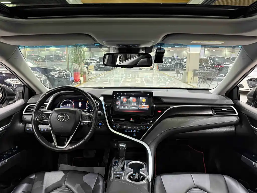 Toyota Camry 2023 — фото 11