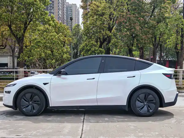 Tesla Model Y 2025