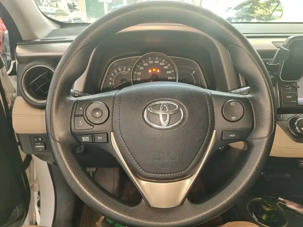 Toyota RAV4 2016 — фото 11