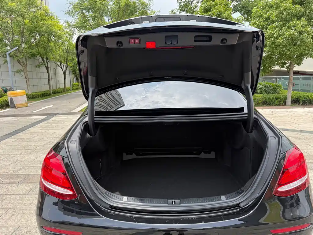 Mercedes-Benz E-Class 2018 — фото 40