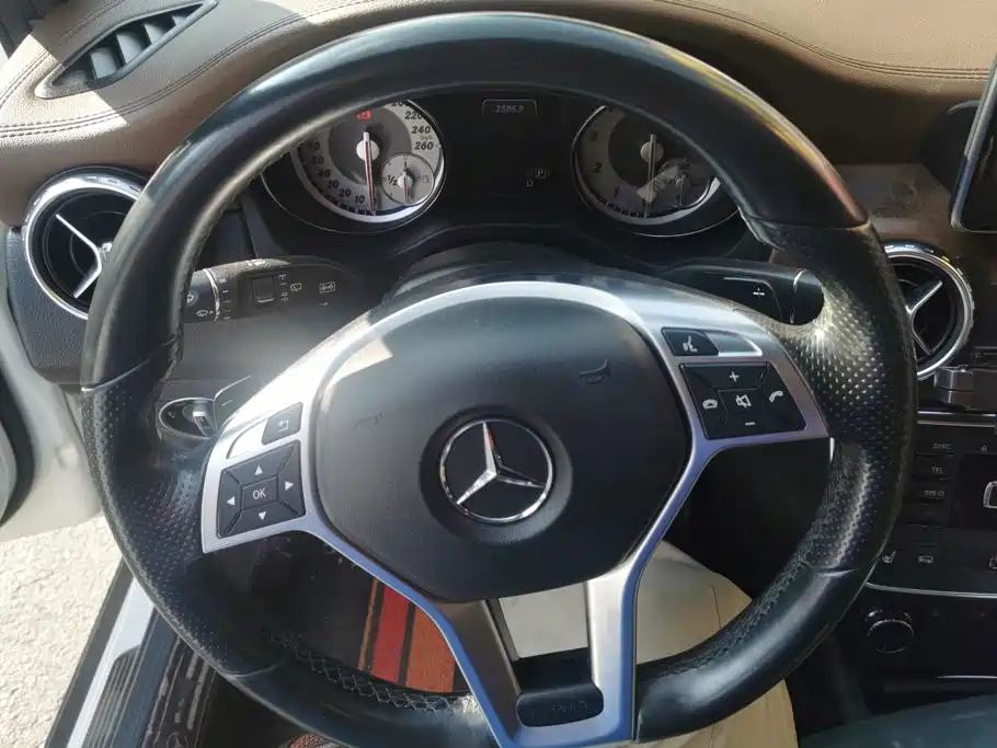 Mercedes-Benz GLA 2015 — фото 15