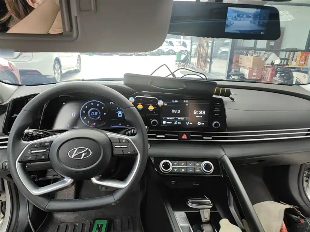 Hyundai Elantra 2023 — фото 10