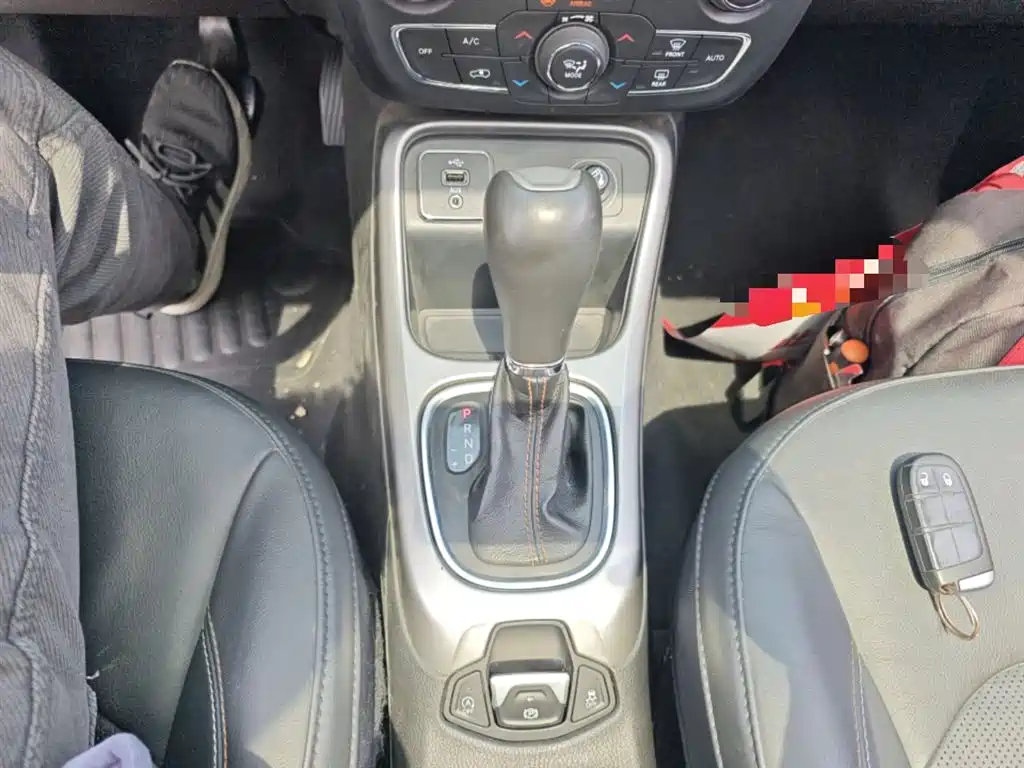 Jeep Compass 2018 — фото 10