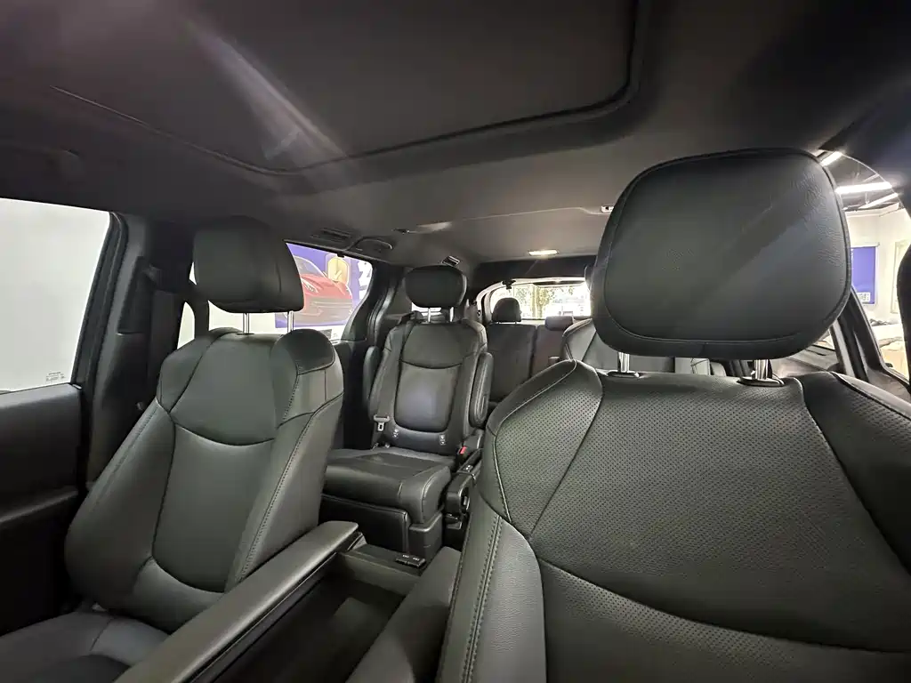 Toyota Sienna 2023 — фото 11