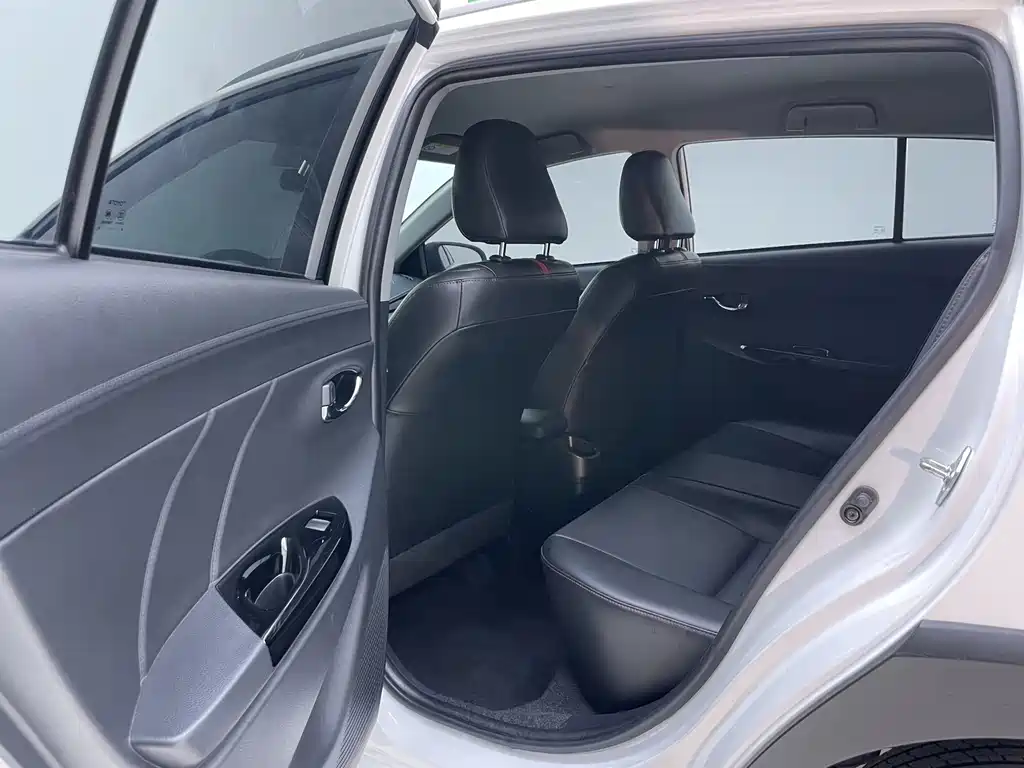 Toyota Yaris L 2023 — фото 28