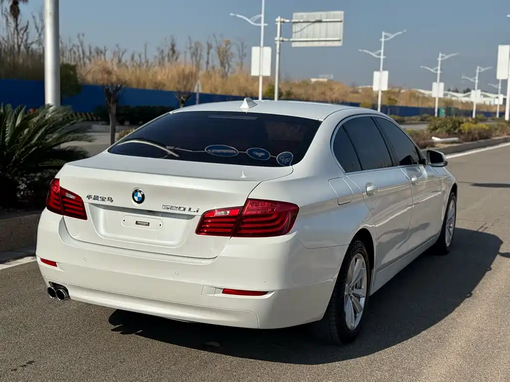 BMW 5 Series 2017 — фото 12