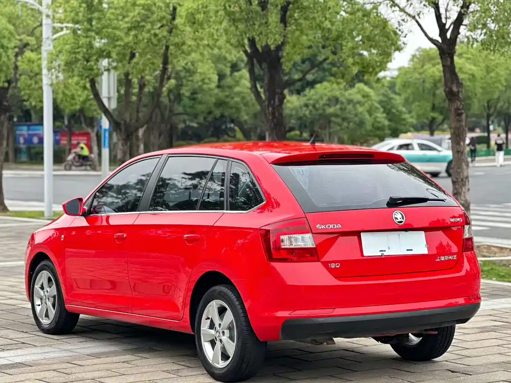 Skoda Rapid Spaceback 2017 — фото 8