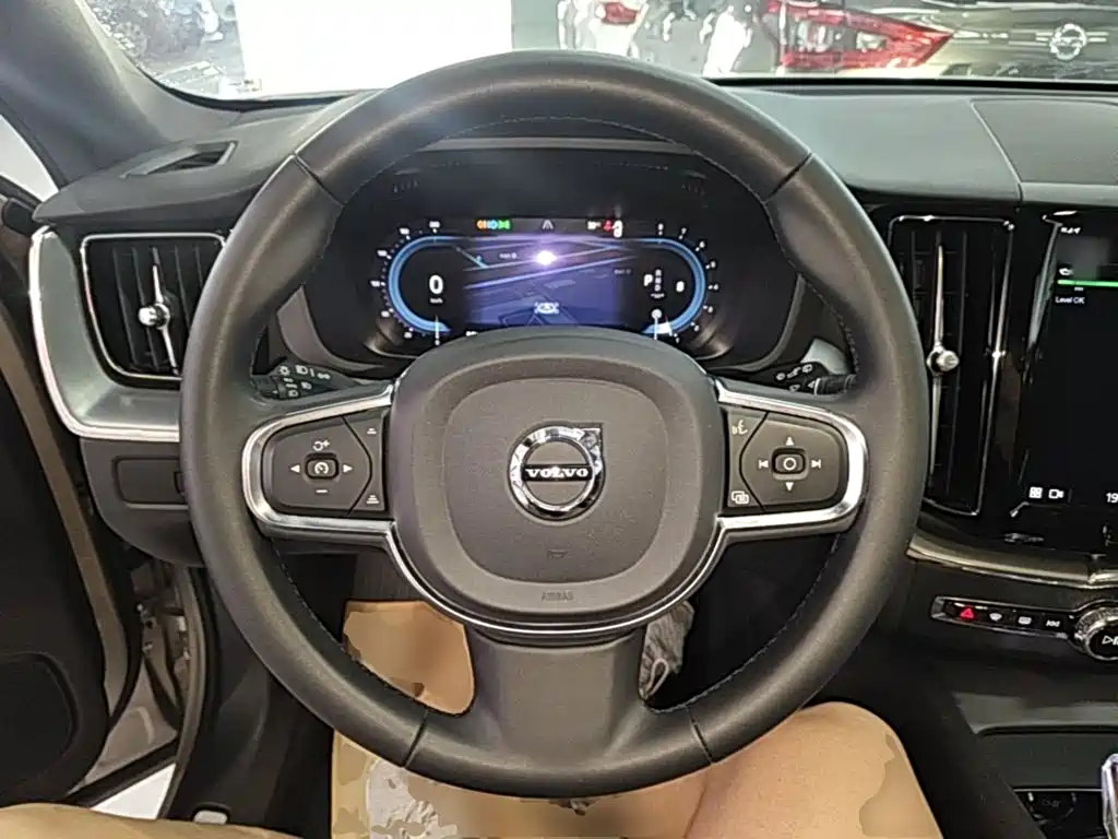 Volvo XC60 2023 — фото 11