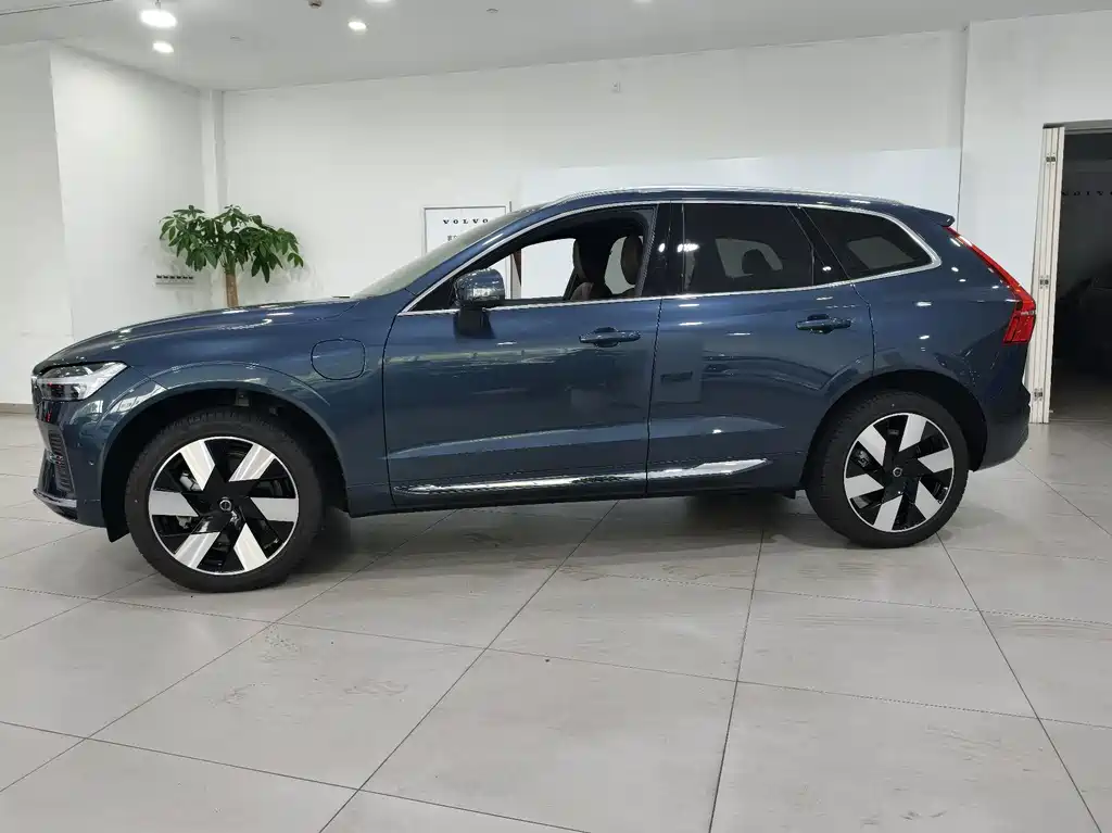 Volvo XC60 Plug-In Hybrid 2025 — фото 4